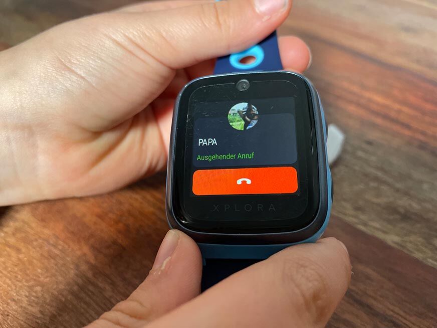 Man sieht einen ausgehenden Anruf auf einer Kinder-Smartwatch. 